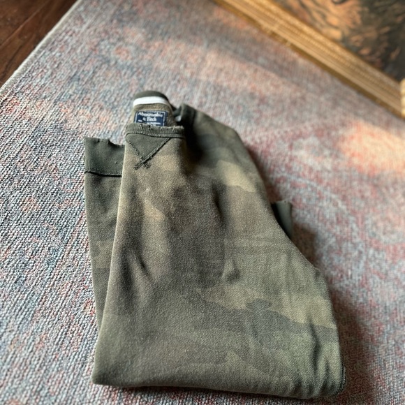 2010’sABERCROMBIE  Distressed Camo Sweatshirt Unisex Size M - Picture 6 of 15